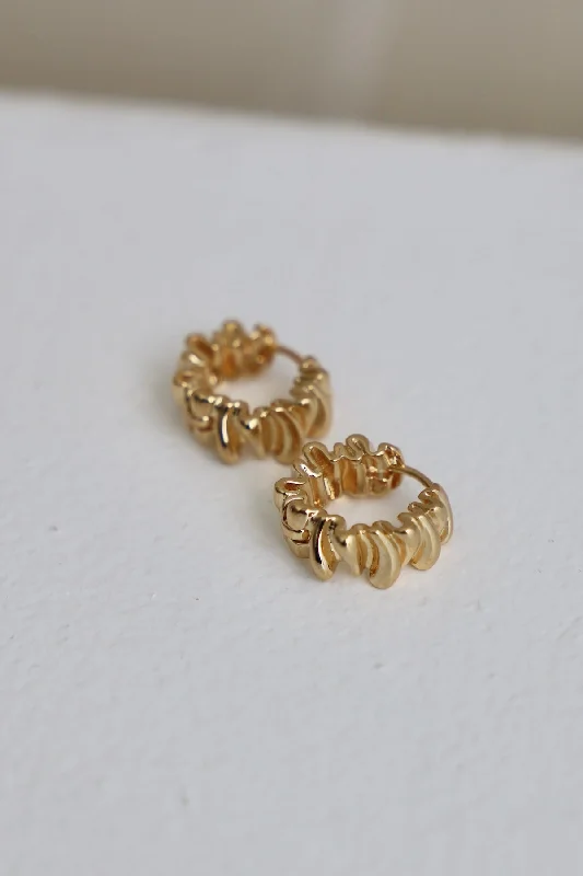 Waterproof Stainless Steel Jewelry For Lasting Beauty SCULPTURE WAVY HUGGIES